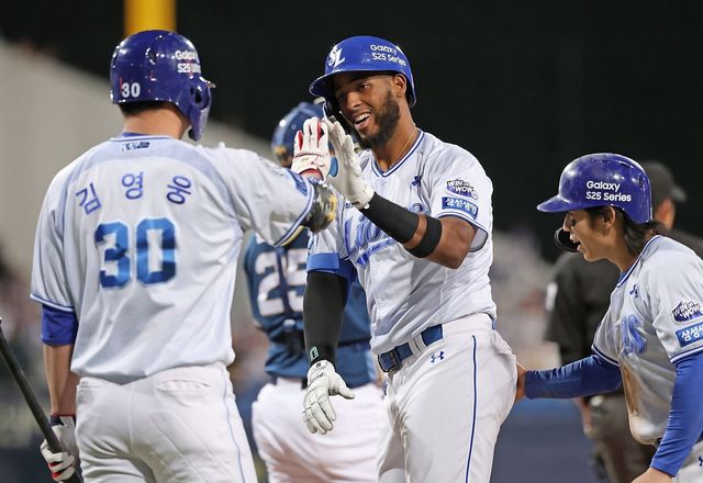 홈런을 치고 김영웅과 기쁨을 나누는 디아즈