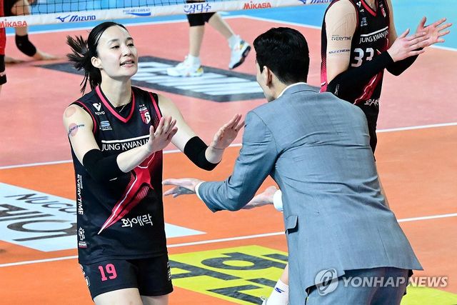 정관장에서 뛴 뒤 FA 계약 패 은퇴한 표승주(왼쪽)