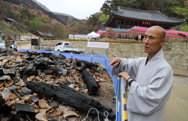 전각이 있던 자리 살펴보는 등운스님