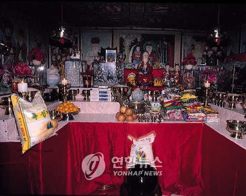 굿판을 준비 중인 점집의 내부 모습 