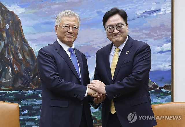 기념 촬영하는 문재인 전 대통령-우원식 국회의장