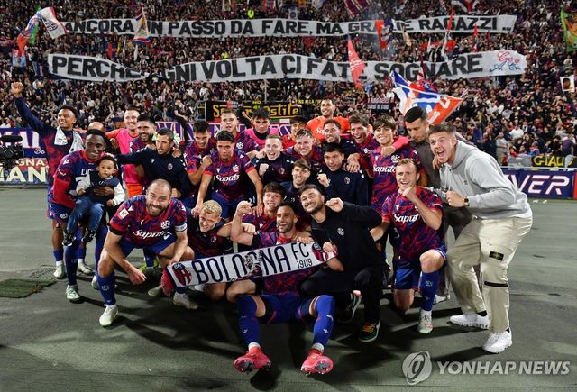 코파 이탈리아 결승 진출을 이룬 볼로냐 선수단의 세리머니 모습.