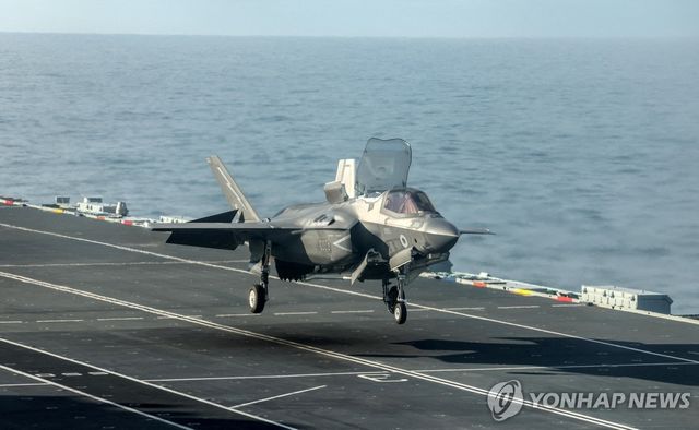 영국 항모 'HMS 프린스 오브 웨일스' 갑판에서 착륙 준비하는 F-35 전투기