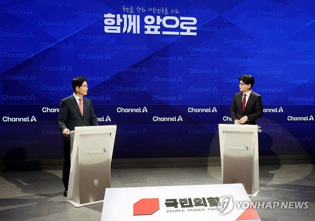 2차 경선 토론 전 대화하는 김문수-한동훈 후보