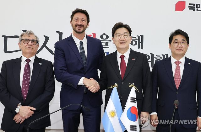 마르틴 예사 하원 의원과 인사하는 권성동 원내대표