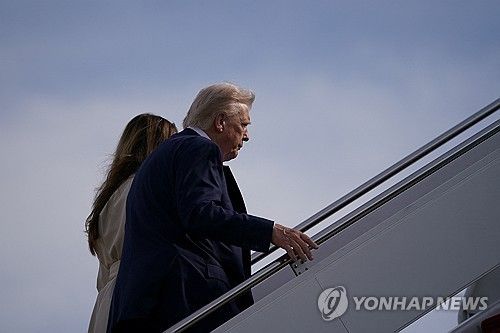 프란치스코 교황 장례식 참석 위해 전용기에 오르는 트럼프 미국 대통령 부부