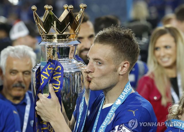 EPL 우승 트로피에 입 맞추던 바디