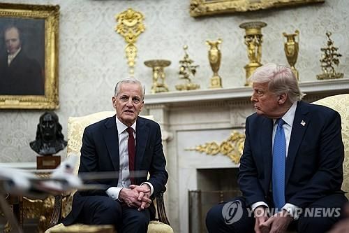 백악관에서 정상회담 하고 있는 도널드 트럼프 미국 대통령(왼쪽)과 요나스 가르 스퇴르 노르웨이 총리 [UPI=연합뉴스] 