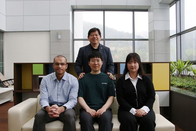 인수일(사진 뒷줄 가운데) 교수팀