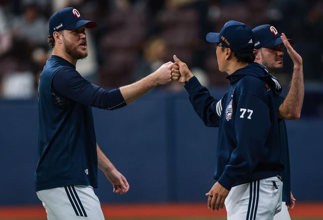 경기 후 이승엽 감독과 승리의 하이파이브를 나누는 콜어빈