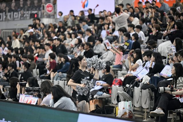 24일 열린 여자부 챔피언결정전 1차전을 관전하는 팬들의 모습. 