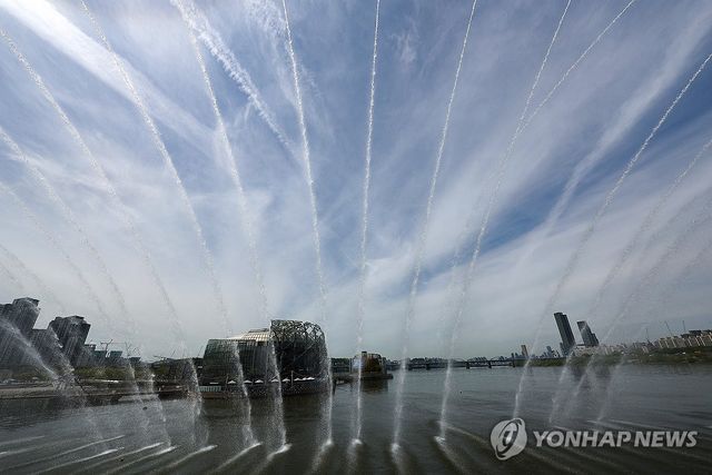 시원하게 뿌려지는 분수