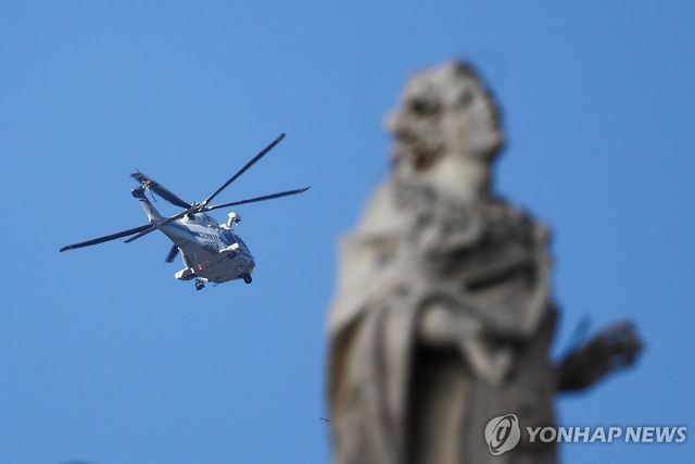 바티칸 상공에 띄워진 경찰 헬기
