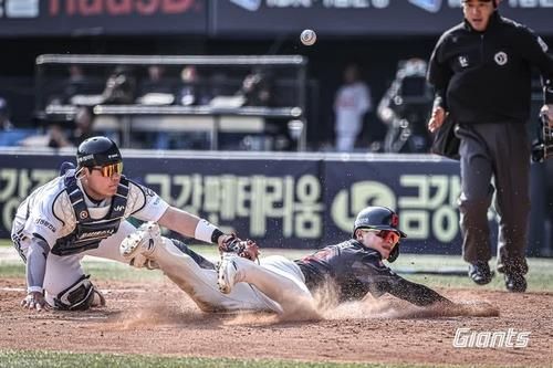 26일 두산 전에서 홈으로 쇄도하는 롯데 윤동희(가운데)