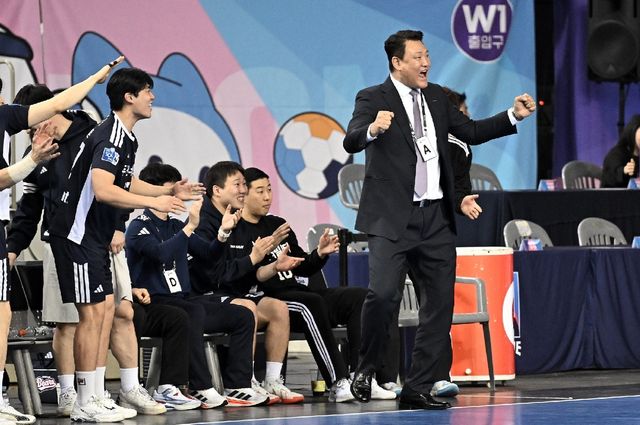 승리가 굳어지자 기뻐하는 두산 윤경신 감독(오른쪽)