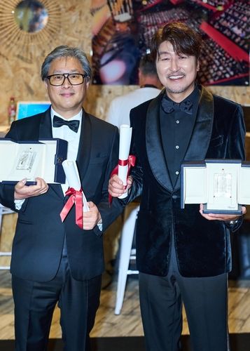 제75회 칸국제영화제에서 각각 감독상과 남우주연상을 받은 박찬욱, 송강호