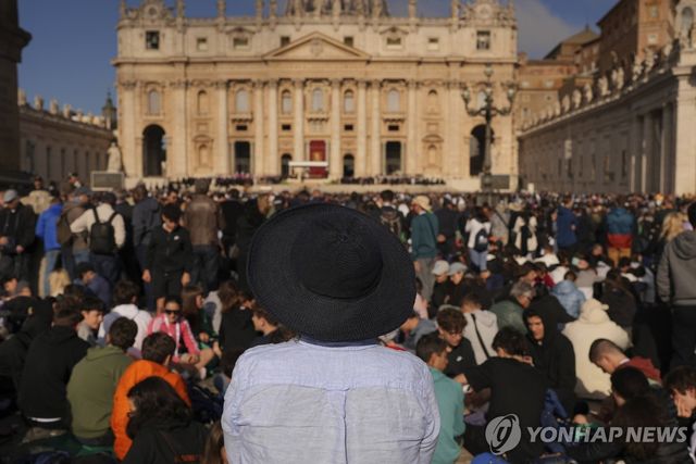 교황 장례 기다리는 시민들