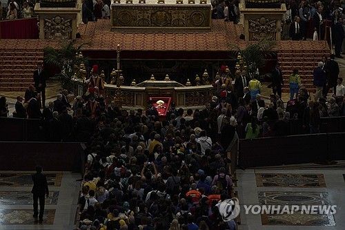 성 베드로 성당 내 조문객 행렬