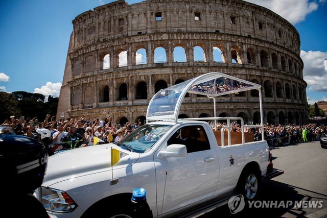 로마 콜로세움 지나는 '파파모빌레'