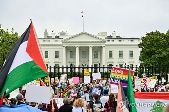 지난 19일 미 워싱턴DC 백악관 앞에서 시위 중인 사람들