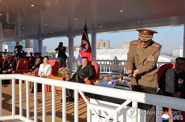 김정은, 딸 주애와 신형구축함 '최현호' 진수식 참석