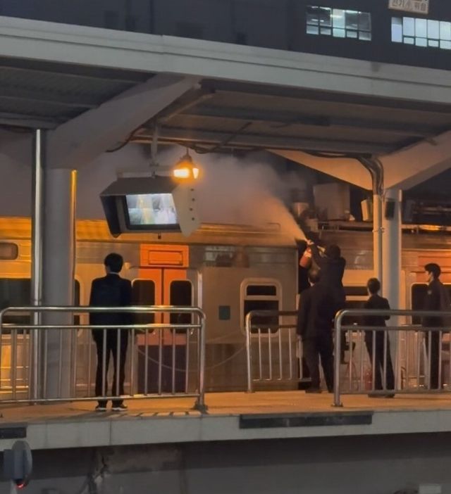 서울역서 1호선 전동차 상부 화재
