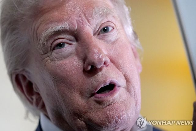 25일(현지시간) 기자들 질문에 답하는 트럼프 미국 대통령 