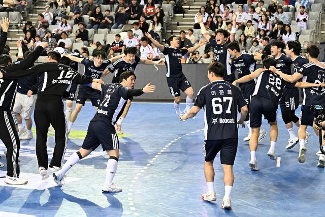 우승 확정 후 기뻐하는 두산 선수들. 