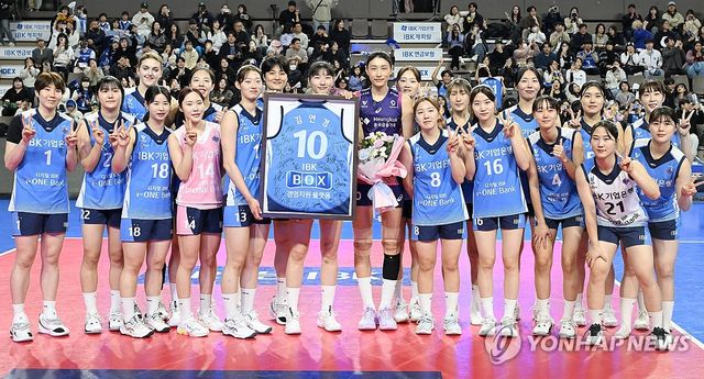 은퇴 투어 이벤트 때 기념품 전달받는 김연경