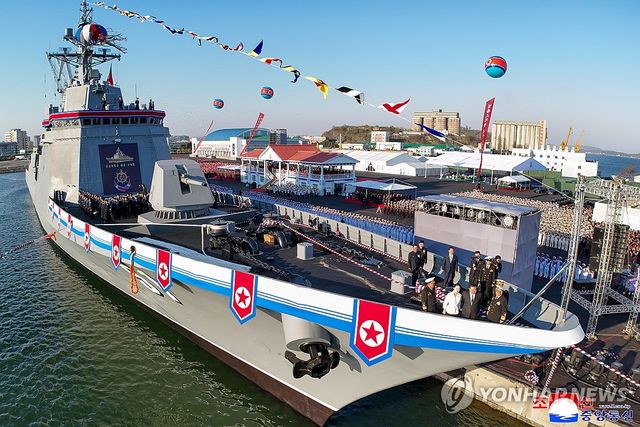 북한, 5,000t급 신형구축함 '최현호' 진수식 개최