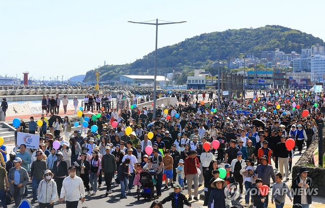 제주서 열린 '차 없는 거리 걷기' 행사