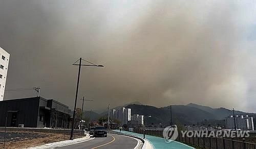 산불 연기 자욱한 인제시내 (인제=연합뉴스) 26일 오후 1시 18분께 강원 인제군 상남면 하남리 한 야산에서 발생한 산불로 인해 인제 시내가 자욱한 연기에 뒤덮여 있다. 2025.4.26 [독자 제공. 재판매 및 DB 금지] ryu@yna.co.kr(끝)