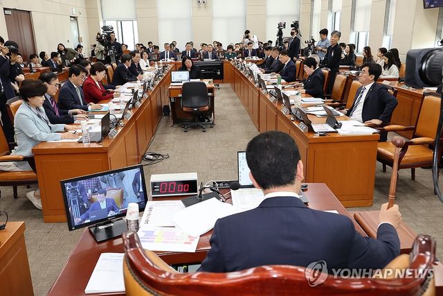 추경안 상정하는 신정훈 행안위원장