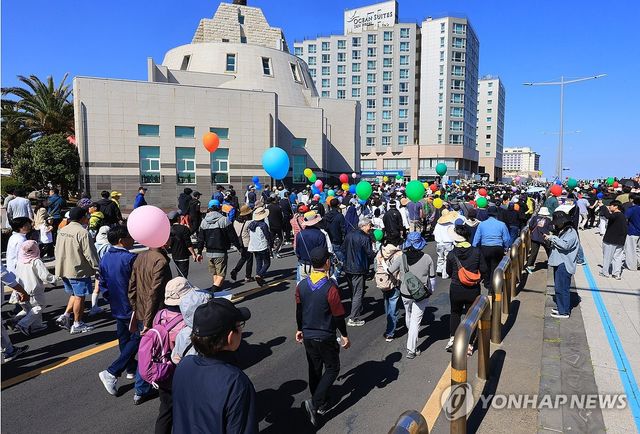 제주서 열린 '차 없는 거리 걷기' 행사