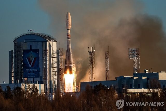 인공위성을 싣고 발사되는 러시아 소유즈-2.1b 로켓