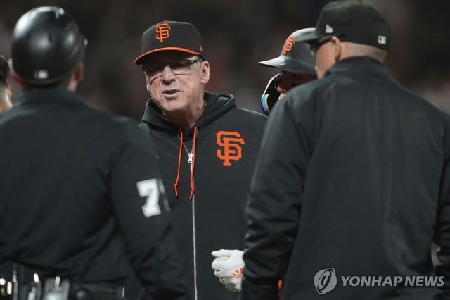 9회 이정후의 삼진 상황을 항의하는 샌프란시스코 멜빈 감독.