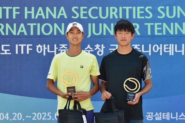 남자 복식 우승 김동민(왼쪽)와 와타나베. 