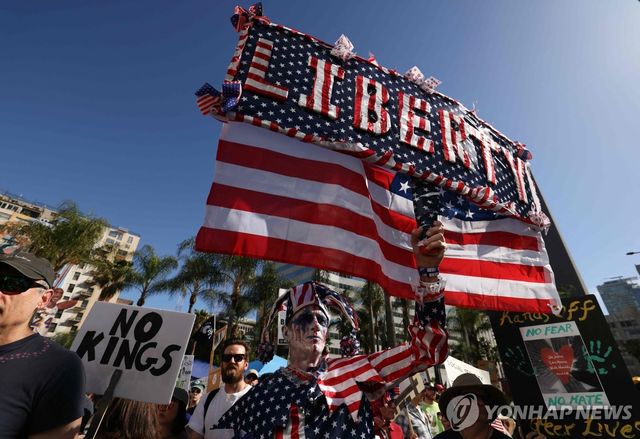 지난 5일 미 로스앤젤레스에서 트럼프 대통령에 반대하는 시위대