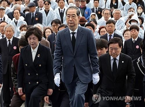 2025년 4·19 기념식에서 헌화하는 한덕수 권한대행