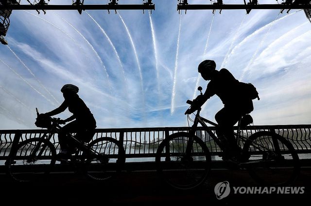 '분수 안 그늘에서 피하는 더위'