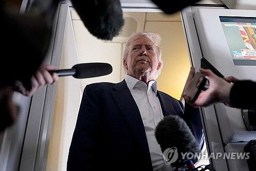 로마행 전용기 기내에서 취재진과 문답 중인 트럼프