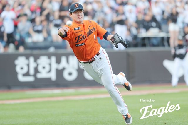 26일 kt 전에서 1루에 송구하는 한화 투수 문동주