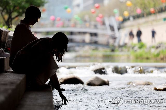 초여름 날씨의 서울 청계천