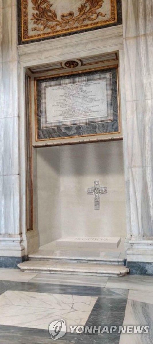 산타 마리아 마조레 대성당에 마련된 프란치스코 교황의 무덤 