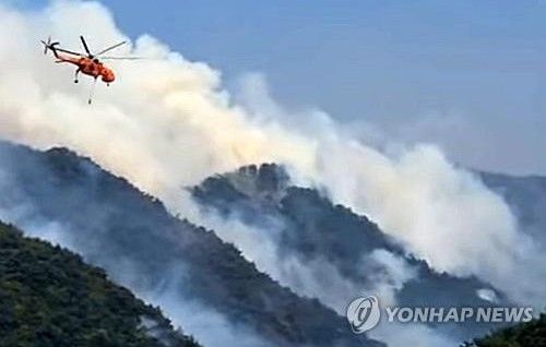 인제 산불 현장 투입된 진화 헬기 (인제=연합뉴스) 26일 오후 1시 18분께 인제군 상남면 하남리 인근 야산에서 산불이 나 산림청 진화 헬기가 투입돼 진화하고 있다. 2025.4.26 [독자 제공. 재판매 및 DB 금지] jlee@yna.co.kr(끝)