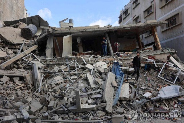 공습에 무너진 건물