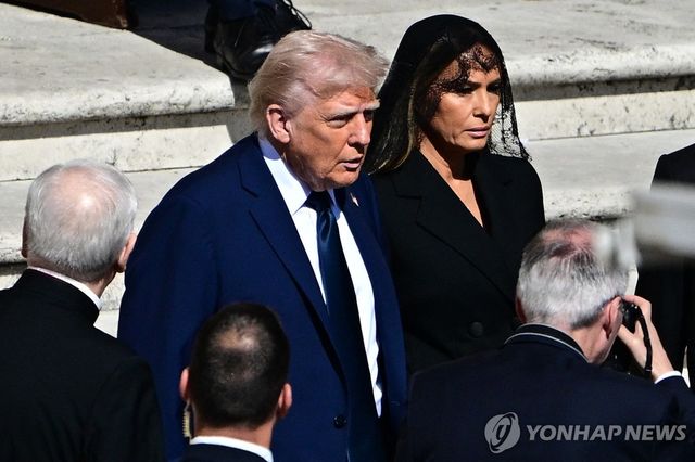 프란치스코 교황 장례식에 참석한 도널드 트럼프 미국 대통령 부부