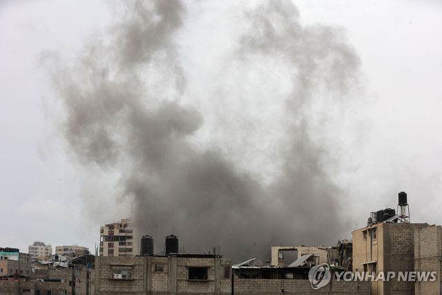 공습에 연기 피어오르는 가자지구