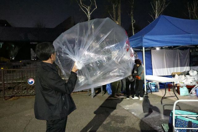 풍선에 헬륨가스 주입하는 납북자가족