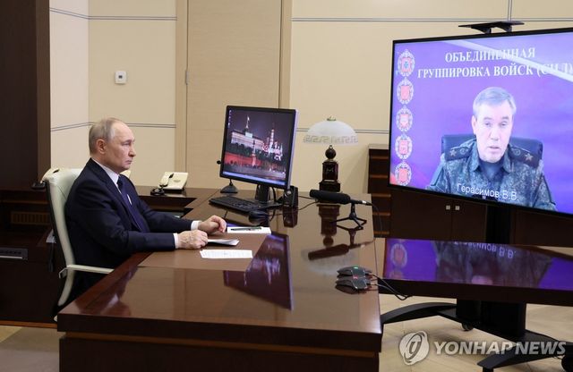 게라시모프 총참모장의 쿠르스크 해방 보고 듣는 푸틴 대통령